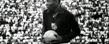 Para adiar gol 1000, Pelé atuou como goleiro no Santos