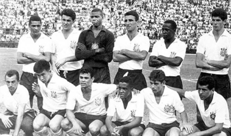 Barbosinha posa com o time do Corinthians